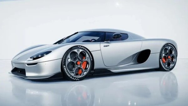 Шведският хиперавтомобил с V8 битурбо предложи най-комплексната кутия в света: Light Speed Transmission с 9 предавки и симулиран ръчен лост с открита кулиса и 6 позиции. 

Според избрания режим, предавателните числа се преконфигурират автоматично. Връзката на педала на съединителя е хидравлична и пресъздава 1:1 съпротивлението на механичен съединител, като колата предлага и изцяло автоматичен режим.
